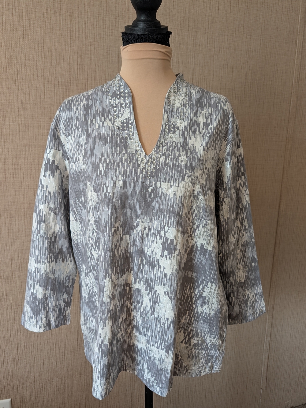 Women’s Gray Printed V-Neck Tunic Top With Rhinestone Accents